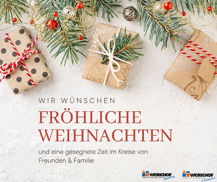 Weihnachtsgrüße auf Papier, daneben drei kleine Weihnachtspäckchen und ein Tannenzweig.