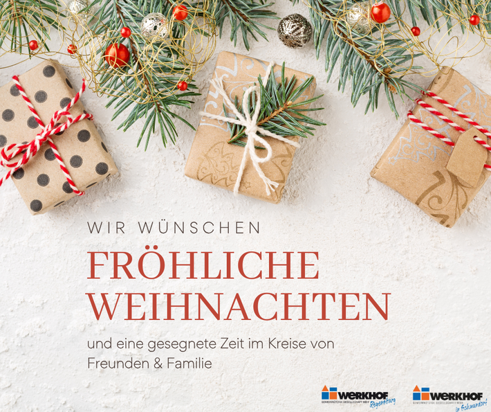 Weihnachtsgrüße auf Papier, daneben drei kleine Weihnachtspäckchen und ein Tannenzweig.