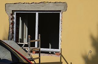 Sturz verputzen, Zusammenarbeit mit Maurern