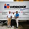 Harald Sentner vom LBT überreicht Peter Astashenko und Thomas Arnold die Urkunde für 20 Jahre Mitgliedschaft im Landesverband Bayerischer Transport- und Logistikunternehmen. Im Hintergrund steht ein Lkw des Werkhofs Regensburg.
