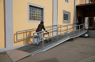Dank Rampe Höhenunterschied mit Gehhilfe überwinden