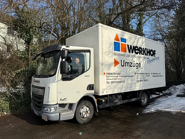 Nikola Vasic sitzt auf dem Fahrersitz eines Lkw. Er trägt Arbeitskleidung des Werkhofs und hält das Lenkrad mit beiden Händen.