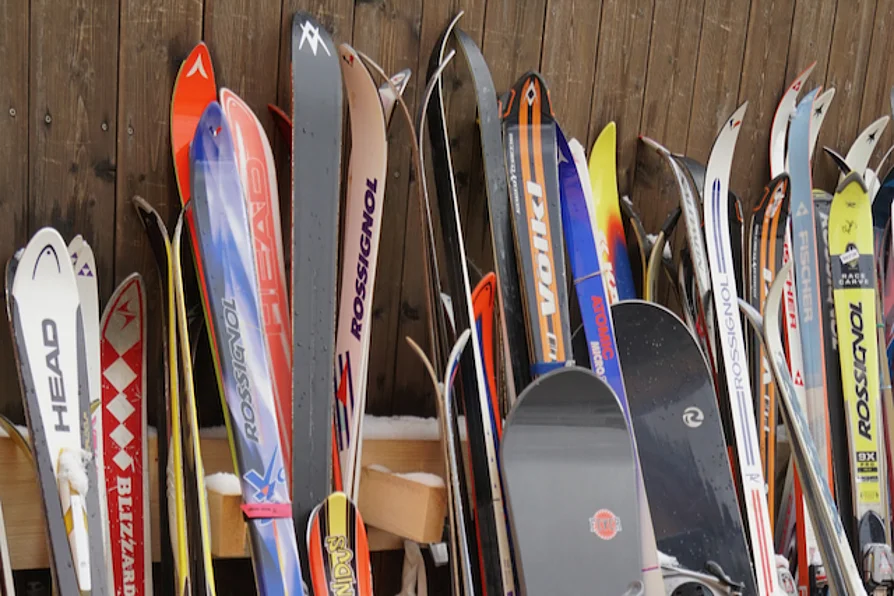 Ski als Besispiel für den Winter-Sale im Gebrauchtwarenhaus