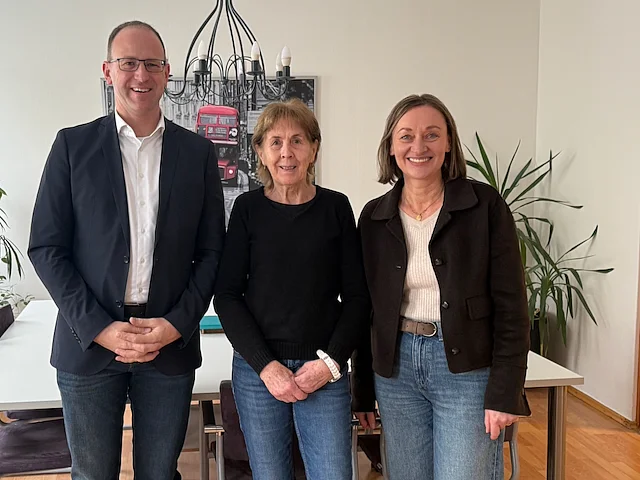 Drei Personen stehen nebeneinander und lächeln in die Kamera. Zu sehen sind Geschäftsführer Peter Astashenko, Judith Gröschl aus der Kaufmännischen Abteilung und Lydia Faltermeier, Kaufmännische Leitung im Werkhof Regensburg.