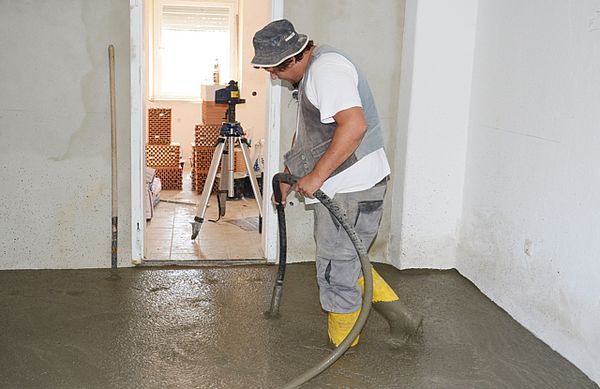 Verdichten des Beton mit Flaschenrüttler