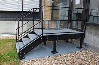 Treppe mit doppelseitigem Handlauf