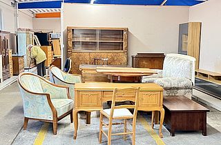 Ein Ausschnitt unserer Möbelabteilung mit verschiedenen Möbeln, dargestellt auf einem Beispielfoto