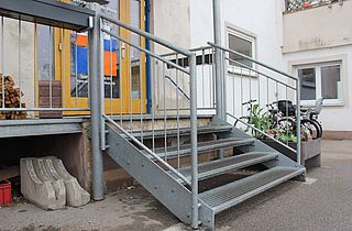 Podest mit Treppe und Handlauf verzinkt