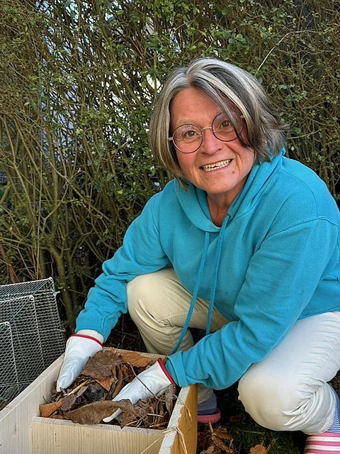 Werkhof Mitarbeiterin mit ihrem kleinen Igel