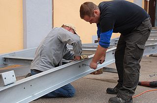 Werkhof Schlosser montieren Rampe GWH