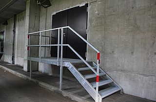 Treppe mit Handlauf verzinkt