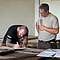 Mitarbeiter der Werkhof-Schreinerei vermessen eine Marktbude der Stadt Regensburg und dokumentieren Konstruktions- und Materialdaten für zukünftige Projekte.
