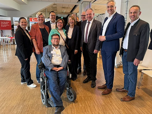 Gruppenfoto mit Elke Büdenbender, Oberbürgermeister Thomas Burger und weiteren Vertreterinnen und Vertretern bei der 3. Inklusiven Job‑Messe in Regensburg.