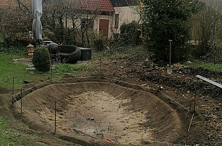 Teichfläche mit Bagger ausgehoben und modelliert
