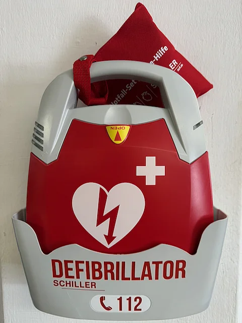 Defibrillator der Firma Schiller im Werkhof Regensburg für den Notfall-Einsatz.