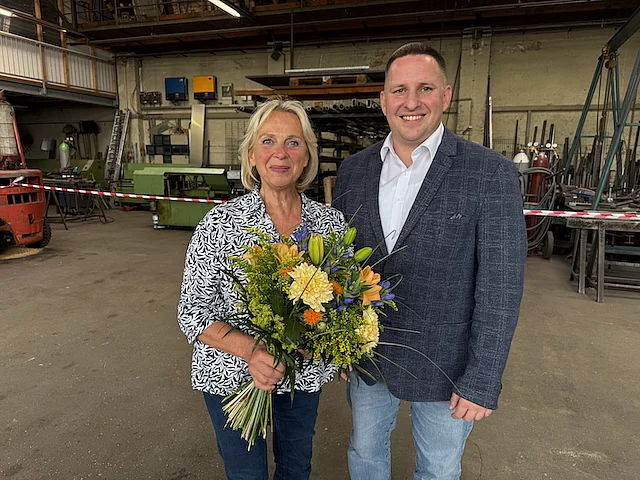 Angelika Krüger und Dr. Michael Reil nach der Stabübergabe in der Schlosserhalle des Werkhofs – mit einem Strauß voller Anerkennung und einer Portion Zuversicht im Gepäck.
