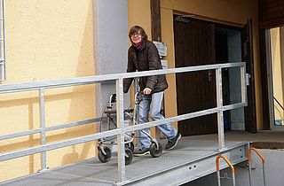Dank Rampe Höhenunterschied mit Gehhilfe überwinden
