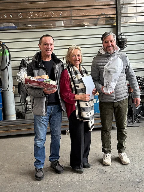 Altmalermeister Gerd Pöppl (vlnr), Geschäftsführerin Angeika Krüger und Malermeister Andreas Haslbeck