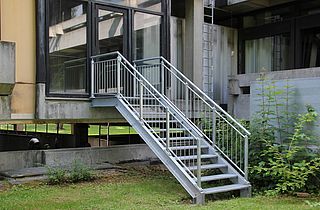 Treppe verzinkt mit doppelseitigem Handlauf