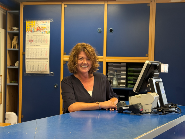 Manuela Strauß steht im Kassenbereich des Gebrauchtwarenhauses Regensburg.
