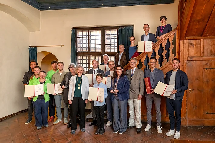 Gruppenfoto der Preisträgerinnen und Preisträger des Umweltpreises der Stadt Regensburg 2026 mit Bürgermeisterin Dr. Helene Sigloch. Der Werkhof Regensburg wurde durch Geschäftsführer Peter Astashenko und Gebrauchtwarenhausleiterin Angela Weber vertreten.