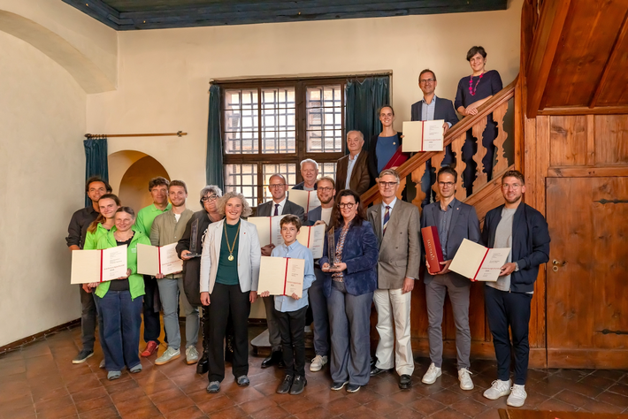 Gruppenfoto der Preisträgerinnen und Preisträger des Umweltpreises der Stadt Regensburg 2026 mit Bürgermeisterin Dr. Helene Sigloch. Der Werkhof Regensburg wurde durch Geschäftsführer Peter Astashenko und Gebrauchtwarenhausleiterin Angela Weber vertreten.
