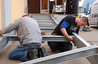 Werkhof Schlosser montieren Rampe GWH