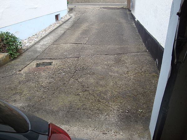 Hofeinfahrt vor der Sanierung