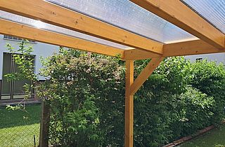 Vordach Terrassenüberdachung mit Hohlkammerplatten, beidseitigem UV-Schutz und Aluprofilen