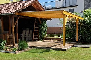 Vordach Terrassenüberdachung mit Hohlkammerplatten, beidseitigem UV-Schutz und Aluprofilen