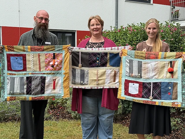 Übergabe an der Demenzdecken an Dominik Rupprecht, Sozialdienstleitung im BRK Seniorenheim Hildegard-von-Bingen in Regensburg