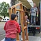Mitarbeitende des Werkhofs laden Bauteile für Dultbuden von einem Lkw ab.