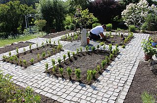 Wegebereich u. Pflanzbeeteinfassung mit Granit Kleinsteinpflaster verlegt