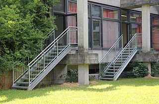 Notausgang Treppe verzinkt mit doppelseitigem Handlauf