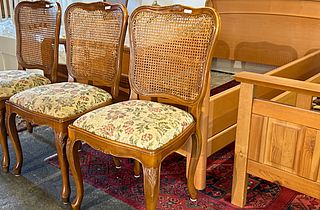 Als Beispiel abgebildet sind Stühle und Betten im Gebrauchtwarenhaus