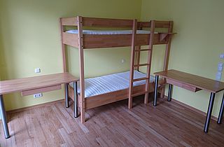 Hochbett und Tische für Wohnheim