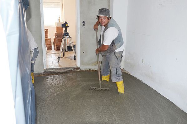 Einbringen von Ortbeton für die Bodenplatte