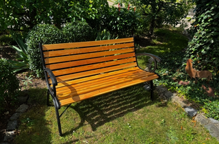 restaurierte Gartenbank