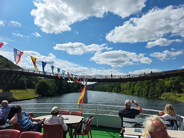 Teilnehmer des Betriebsausflugs an Bord der „Altmühlprinzessin“ während der Schifffahrt nach Kelheim.