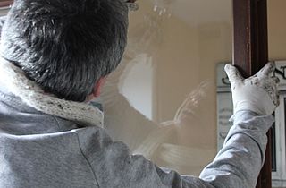 Holzfensterrahmen lasieren