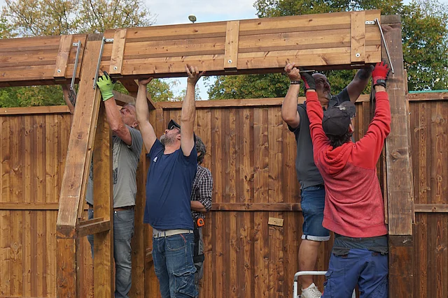 Mehrere Mitarbeitende des Werkhofs bauen Buden für die Regensburger Warendult auf.