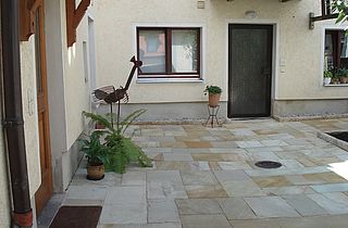 Innenhof mit Naturplatten ausgelegt