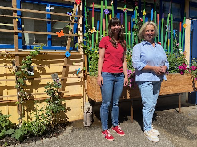 Anke Polednik (li) und Angelika Krüger vor der Lehrwerkstatt