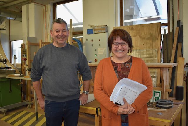 Die pädagogische Leitung im Werkhof Hilde Eisenhut und der Bereichsleiter Schreinermeister Ernst Fieger sind voll des Lobes für ihren Umschüler und das Team in der Schreinerei.