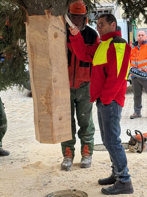 Alfred Dietz kontrolliert den Zusschnitt 