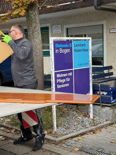 Beladen des LKW vor dem Leonhard-Kaiser-Haus