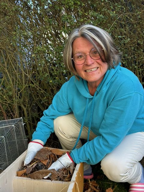 Werkhof Mitarbeiterin mit ihrem kleinen Igel