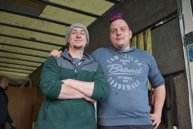 Im Team, hier mit seinem Kollegen Dominik Geyer, fühlt sich Alexander Naaß (rechts) angenommen, so wie er ist.