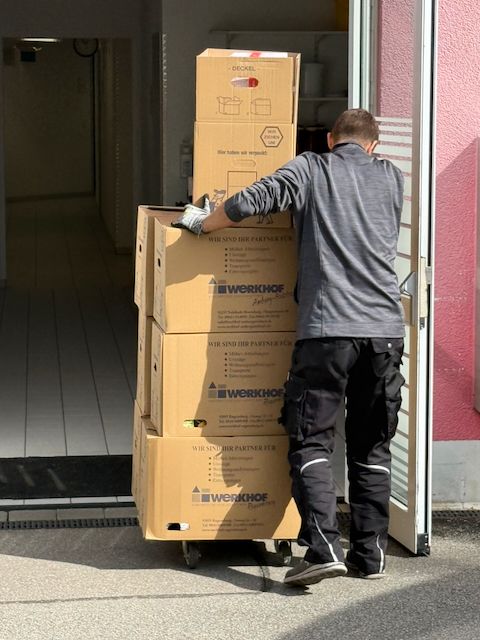 Die Umzugskartons werden ins BRK Heim gebracht