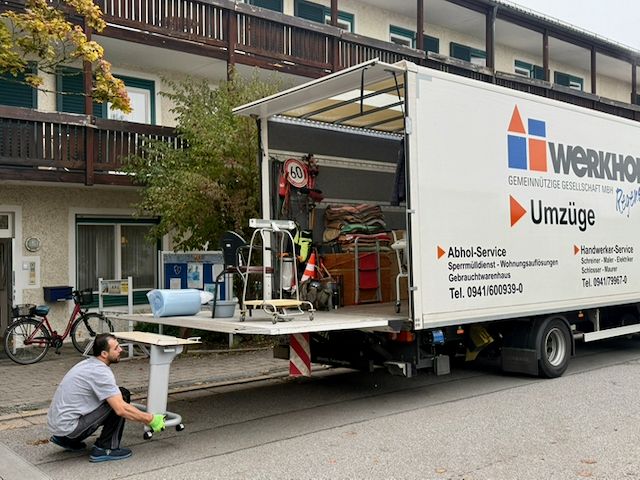 Der LKW wird beladen